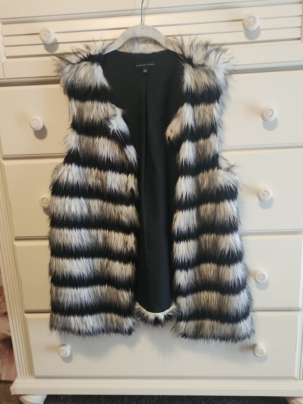 Signature Studio Black and White Faux Fur Vest Size XL